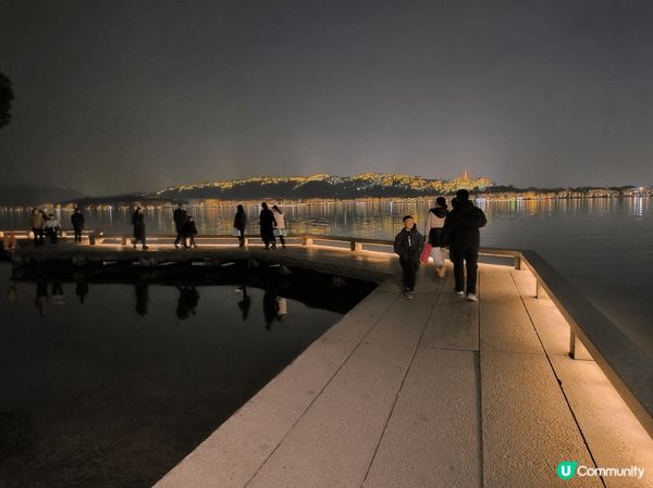 杭州西湖夜景，因為晚上的景色非常之好，寧靜的小路，可以慢慢啲...