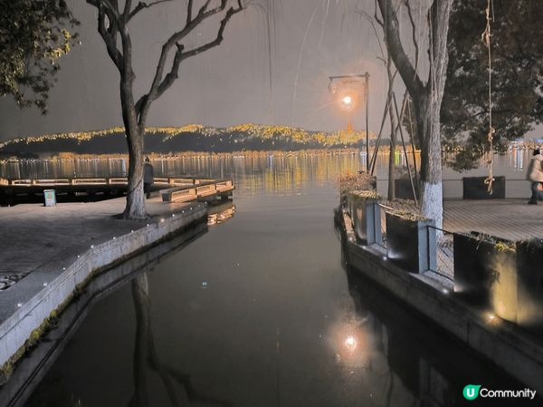 杭州西湖夜景，因為晚上的景色非常之好，寧靜的小路，可以慢慢啲...
