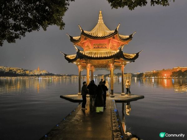 杭州西湖夜景，因為晚上的景色非常之好，寧靜的小路，可以慢慢啲...