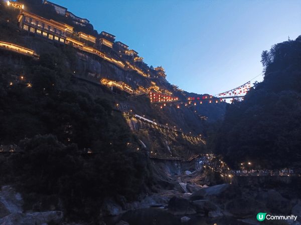 江西沿懸崖邊而立的望仙谷夜景