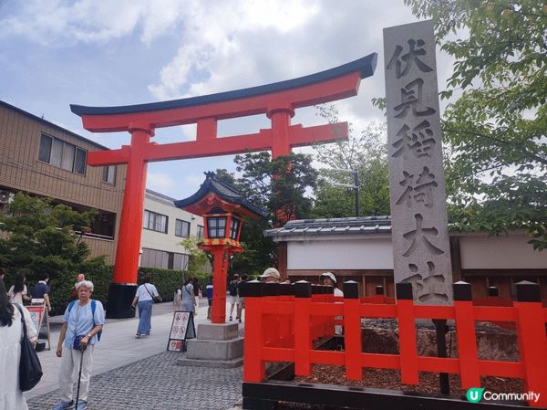 伏見稻荷大社的「千本鳥居」，嗰條朱紅色隧道真係好震撼，愈行上...