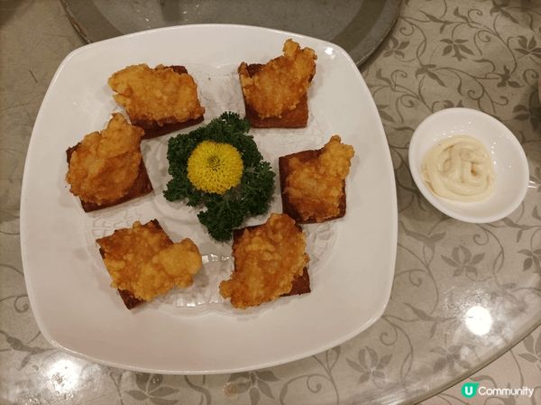 在竹園海鮮飯店與同事們品嚐美味的中式晚飯,包括紅瓜子和很少見...