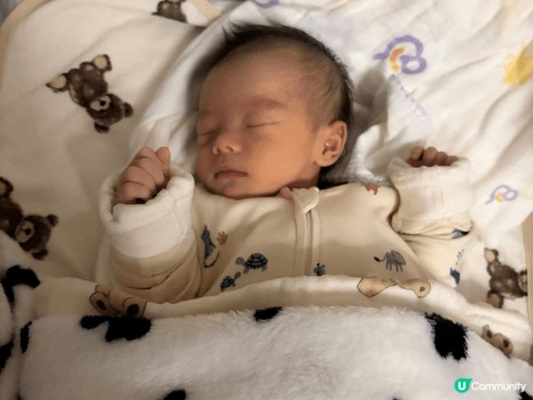 BB啱啱出世冇耐，仲適應緊生活，但腳仔已經開始有力，識踢腳！...