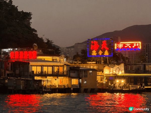 鯉魚門避風塘不僅是品嚐海鮮的地方，還能體驗舊漁村風情，欣賞海...