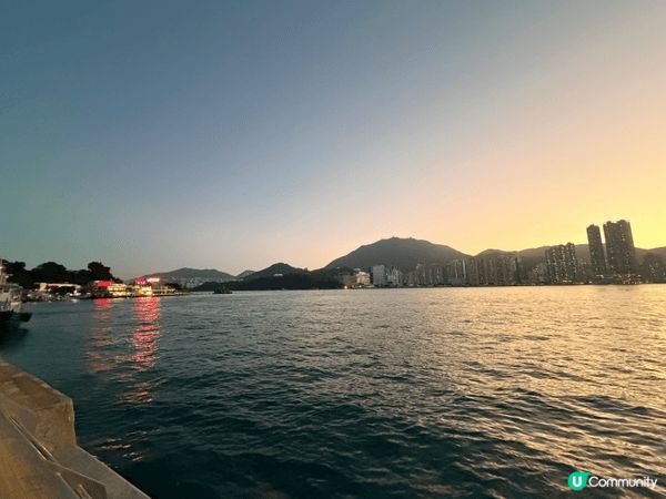 鯉魚門避風塘不僅是品嚐海鮮的地方，還能體驗舊漁村風情，欣賞海...