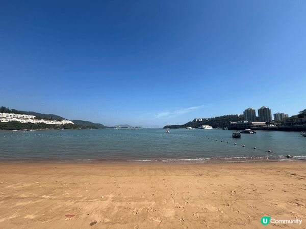 愉景灣藍天白雲，美麗嘅沙灘頂住嘅嘢食，最緊要係人少。