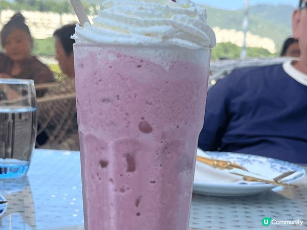 愉景灣藍天白雲，美麗嘅沙灘頂住嘅嘢食，最緊要係人少。