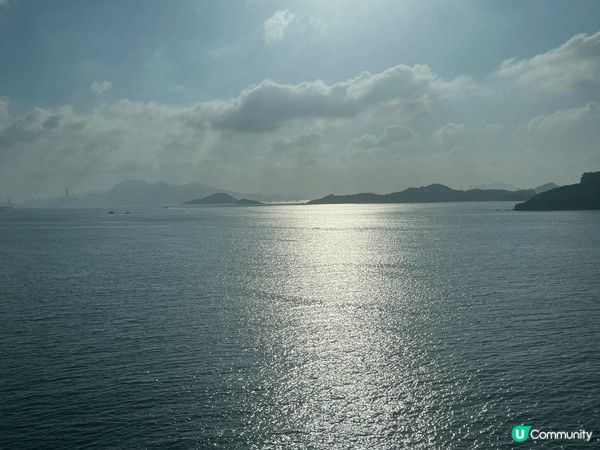 愉景灣藍天白雲，美麗嘅沙灘頂住嘅嘢食，最緊要係人少。
