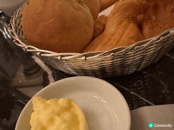 在香港半島酒店享用三道菜晚餐來慶祝和先生的三周年結婚紀念日。...