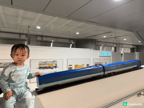 一歲BB仔已經好鍾意鐵路，去參觀港鐵辦嘅展覽，全程指住地鐵車...