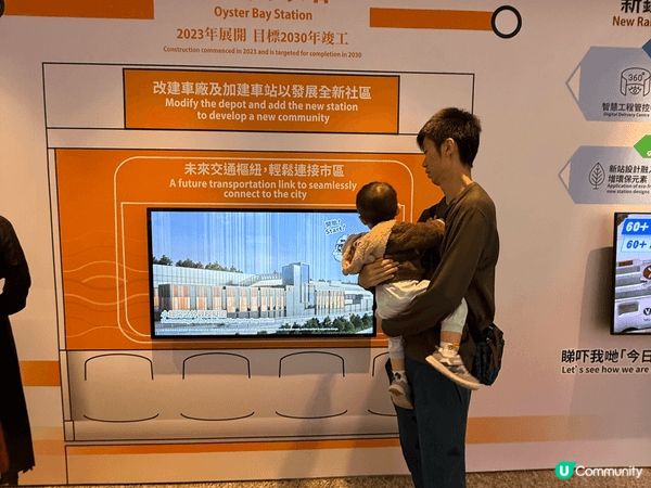 一歲BB仔已經好鍾意鐵路，去參觀港鐵辦嘅展覽，全程指住地鐵車...