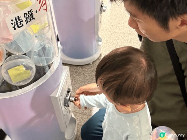 一歲BB仔已經好鍾意鐵路，去參觀港鐵辦嘅展覽，全程指住地鐵車...