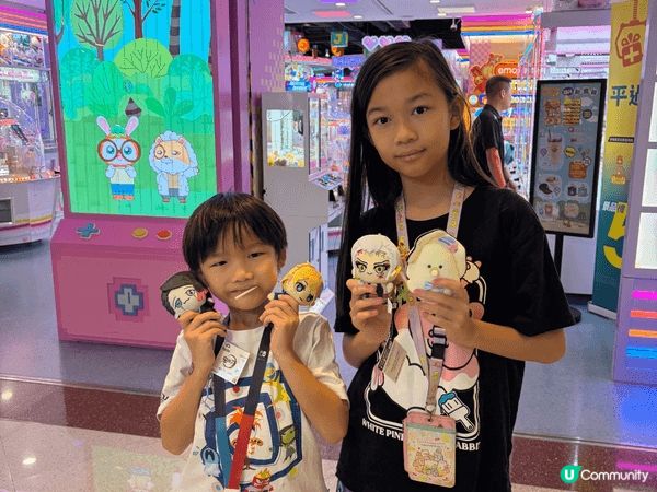 第一張圖片係去迪士尼樂園玩，因為要等演藝人出黎派糖，所以順便...