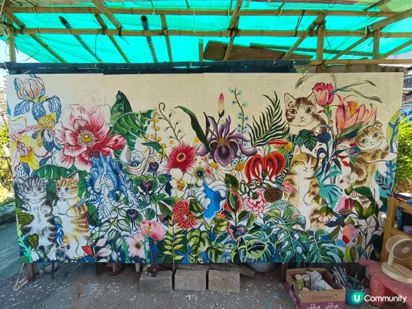 藍地新村壁畫以色彩繽紛的卡通與藝術元素著稱，成為屯門熱門打卡...