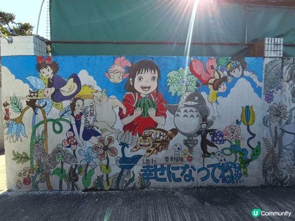 藍地新村壁畫以色彩繽紛的卡通與藝術元素著稱，成為屯門熱門打卡...