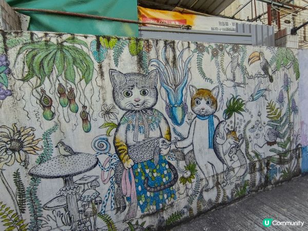 藍地新村壁畫以色彩繽紛的卡通與藝術元素著稱，成為屯門熱門打卡...