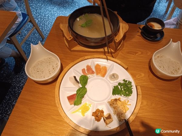 在雲南旅遊期間，一定品嚐正宗雲南過橋米線。米線入口彈牙，湯底...