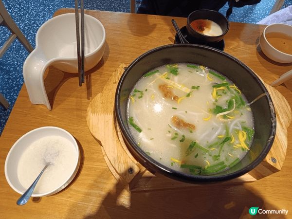 在雲南旅遊期間，一定品嚐正宗雲南過橋米線。米線入口彈牙，湯底...