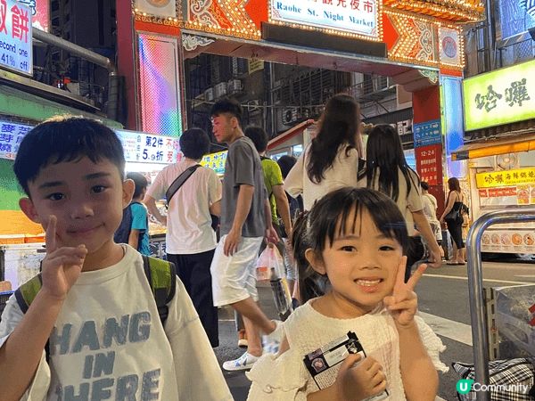 饒河街夜市超推！🤤 首先食物超多選擇：胡椒餅現烤超香、臭豆腐...