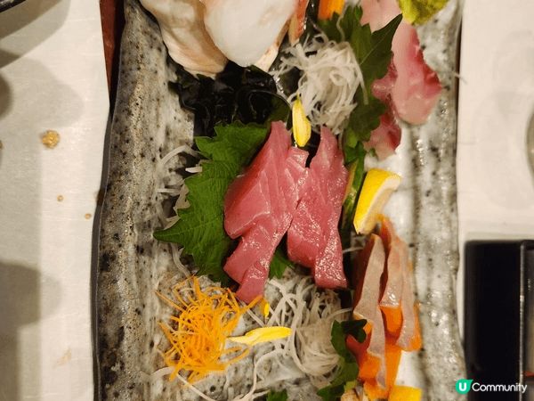 我和家人暑假喺沖繩旅行，夜晚去咗一間日本料理，壽司好新鮮。