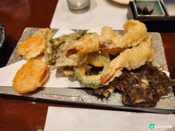 我和家人暑假喺沖繩旅行，夜晚去咗一間日本料理，壽司好新鮮。
