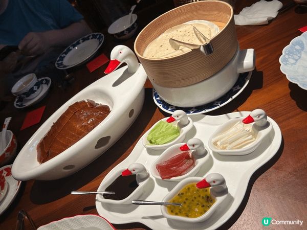 正宗扁皮鴨，熱辣辣好好食，仲有好精緻既蘇玻肉，煎龍躉，服務質...