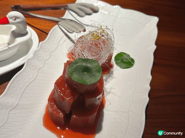 正宗扁皮鴨，熱辣辣好好食，仲有好精緻既蘇玻肉，煎龍躉，服務質...