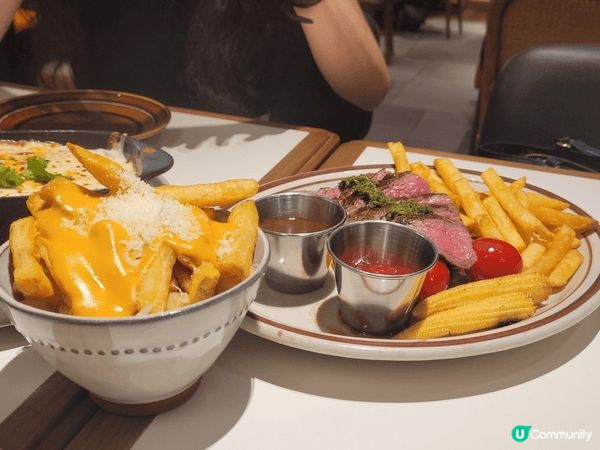 正呀喂！😋 撐枱腳食好西！🥩🍟