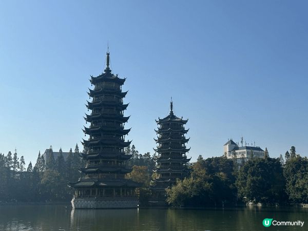 桂林日月雙塔係當地著名地標，由日塔同月塔組成，象徵日與月嘅和...