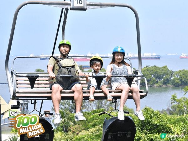 這張旅行靚相展現了我們一家人在新加坡拍攝的瞬間，背景是碧藍的...