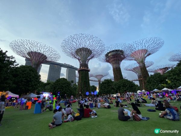 新加坡同香港差唔多，都係一個多元文化的地區。美景都係繞着唔同...