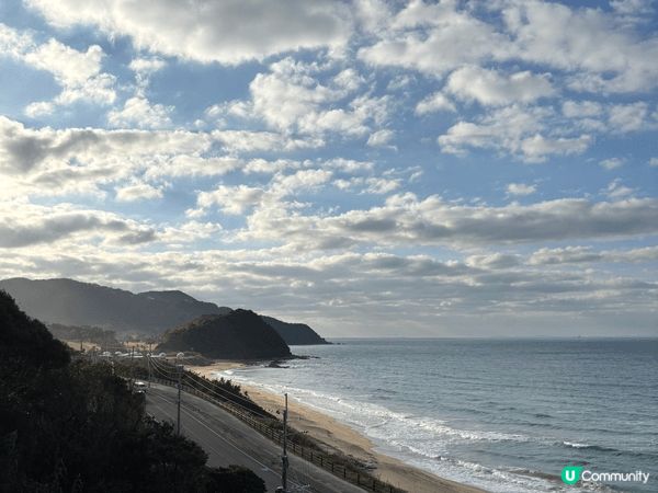 和小朋友就要去一個美麗景色的地方旅遊，蔚藍的天空配合美麗既公...