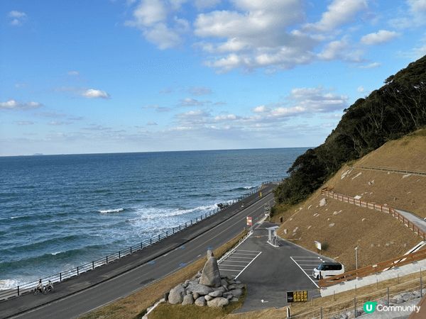 和小朋友就要去一個美麗景色的地方旅遊，蔚藍的天空配合美麗既公...