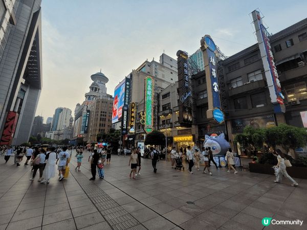 2025年暑假，去了一趟上海。和十年前比較，感覺更加繁榮昌盛...