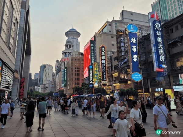 2025年暑假，去了一趟上海。和十年前比較，感覺更加繁榮昌盛...