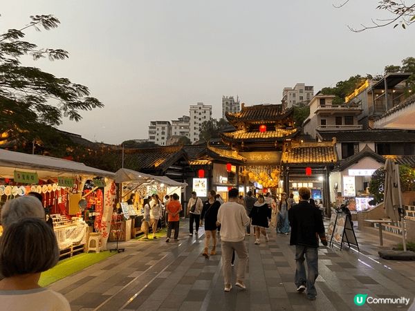 位於深圳的甘坑古鎮，交通方便，古色古香，各種各樣不同美食，更...