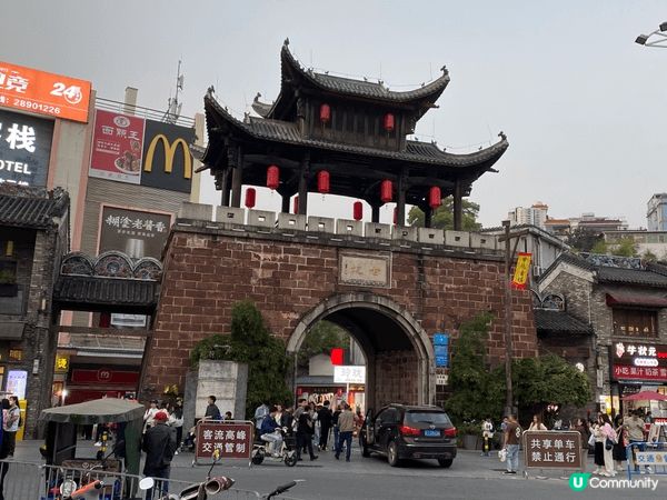 位於深圳的甘坑古鎮，交通方便，古色古香，各種各樣不同美食，更...