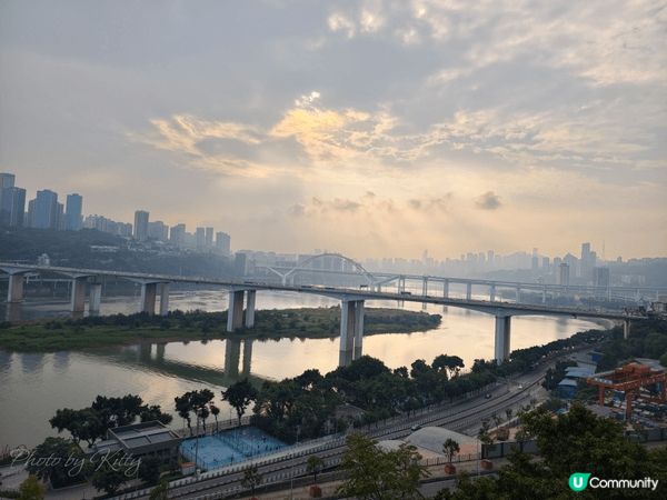 重慶這美麗的山城到處都是打卡機位，可是真的很多樓梯挺累的，幸...
