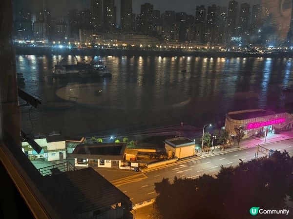 重慶這美麗的山城到處都是打卡機位，可是真的很多樓梯挺累的，幸...