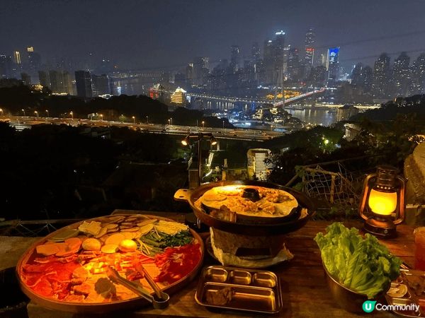 很特別的城市景觀，作為生活在城市的人，看到山區景觀的山洞和城...