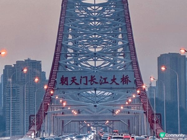 很特別的城市景觀，作為生活在城市的人，看到山區景觀的山洞和城...