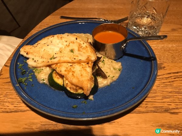 在荷蘭可以品嚐當地美食特別是荷蘭海鮮湯及魚及火腿牛肉，很美味...