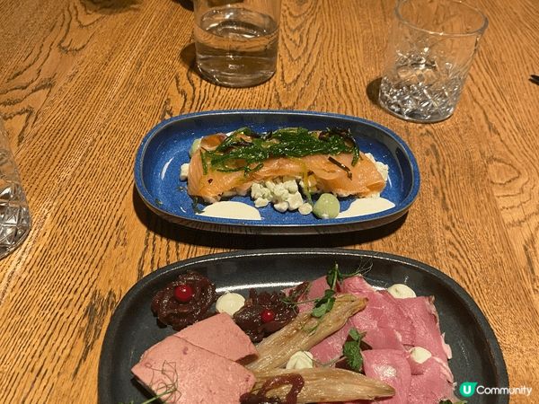 在荷蘭可以品嚐當地美食特別是荷蘭海鮮湯及魚及火腿牛肉，很美味...