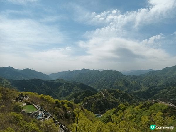 中國長城景色壯麗，藍天白雲下特別壯觀。雖然長城人山人海，但是...