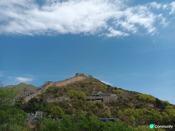 中國長城景色壯麗，藍天白雲下特別壯觀。雖然長城人山人海，但是...