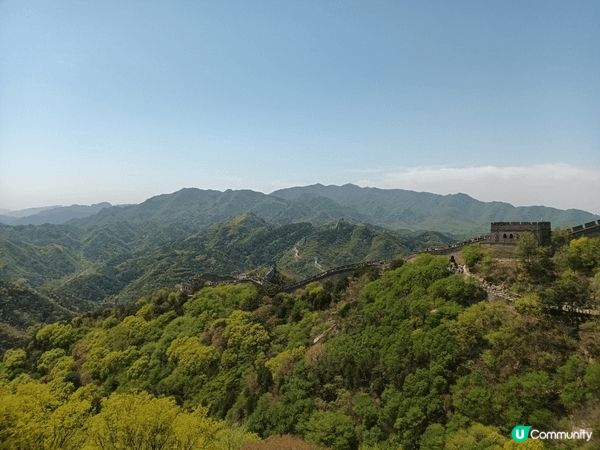 中國長城景色壯麗，藍天白雲下特別壯觀。雖然長城人山人海，但是...