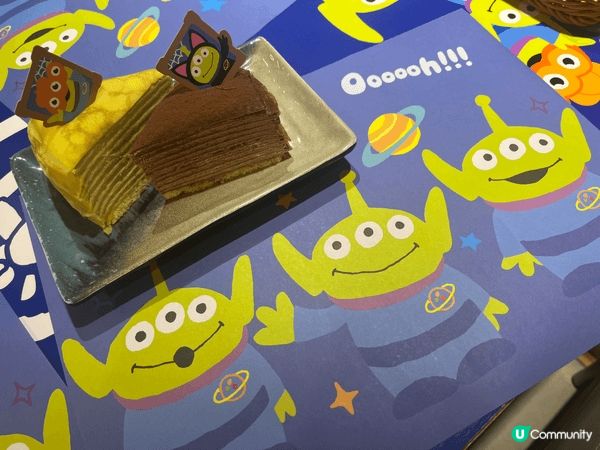 入到山下菓子嗰刻，真係會忍唔住「嘩」一聲。成間舖都變咗三眼仔...
