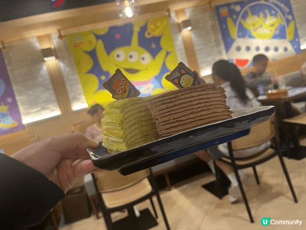 入到山下菓子嗰刻，真係會忍唔住「嘩」一聲。成間舖都變咗三眼仔...