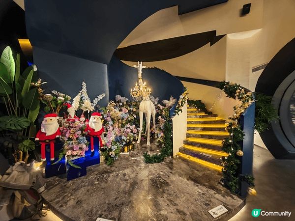 這裡洋溢著節日氣氛，從旋轉樓梯旁的聖誕佈置到花團錦簇的用餐環...