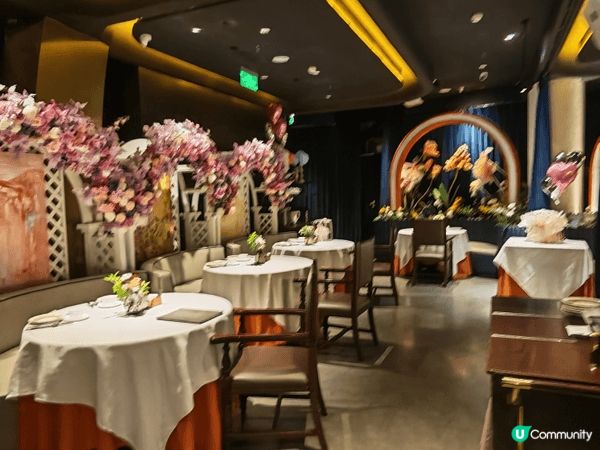 這裡洋溢著節日氣氛，從旋轉樓梯旁的聖誕佈置到花團錦簇的用餐環...